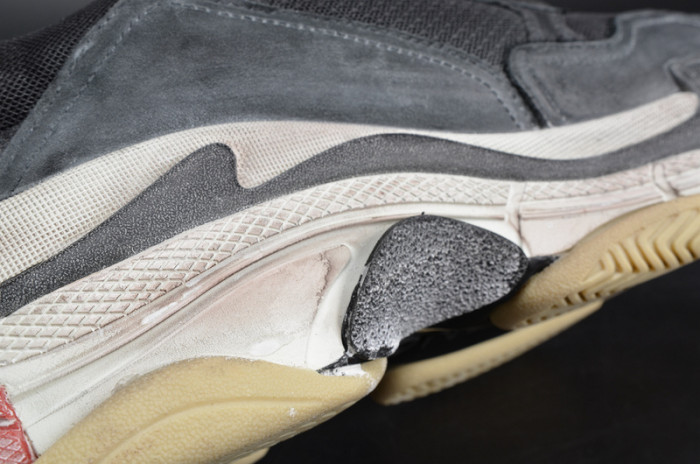 bl 17fw triple s trainer black/ red mens w05m23972